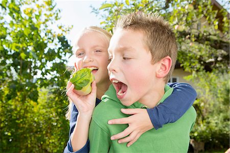 simsearch:649-08950750,k - Portrait of boy and sister with picked apple from orchard Stock Photo - Premium Royalty-Free, Code: 649-08381217