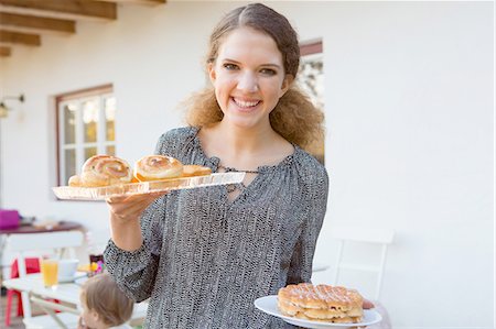 porte de la terasse - Portrait of teenage girl carrying party food on patio Foto de stock - Sin royalties Premium, Código: 649-08381238