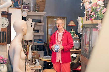 quirky woman - Portrait of mature woman holding china pot in vintage shop Foto de stock - Sin royalties Premium, Código: 649-08381287