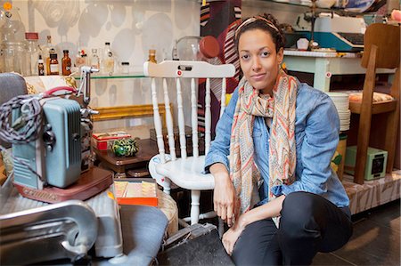 quirky woman - Portrait of young woman in vintage shop Foto de stock - Sin royalties Premium, Código: 649-08381300