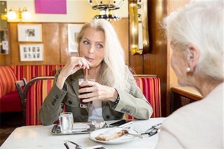 simsearch:649-08381348,k - Mother and daughter sitting together in cafe Fotografie stock - Premium Royalty-Free, Codice: 649-08381337