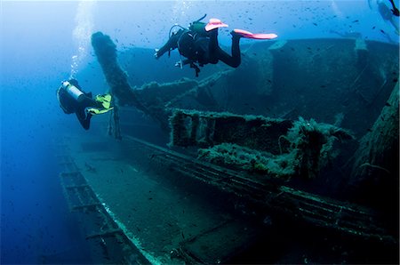 Underwater rear view of divers investigating MS Zenobia shipwreck, Larnaca, Cyprus Photographie de stock - Premium Libres de Droits, Code: 649-08381487