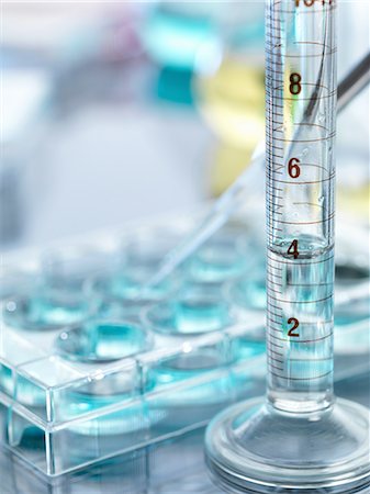 A close up of a volumetric cylinder containing a chemical formula in a laboratory Photographie de stock - Premium Libres de Droits, Code: 649-08381513