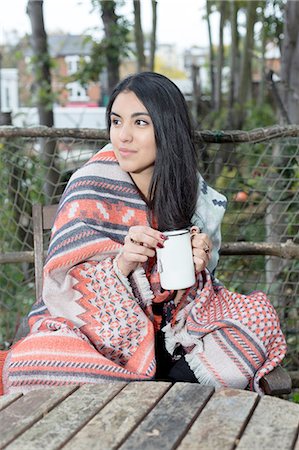 Young woman wrapped in blanket having coffee, Hampstead Heath, London Photographie de stock - Premium Libres de Droits, Code: 649-08381614