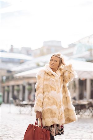 Stylish young woman standing in Covent Garden, London, UK Photographie de stock - Premium Libres de Droits, Code: 649-08381625