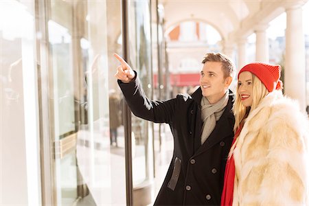 simsearch:649-09078412,k - Young couple window shopping in Covent Garden, London, UK Fotografie stock - Premium Royalty-Free, Codice: 649-08381635