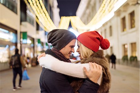 simsearch:649-08745739,k - Romantic young couple hugging on street at xmas, London, UK Foto de stock - Sin royalties Premium, Código: 649-08381666