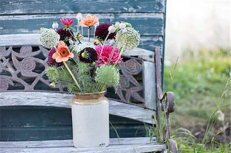 Flower bouquet in jar at garden allotment Stockbilder - Premium RF Lizenzfrei, Bildnummer: 649-08381687