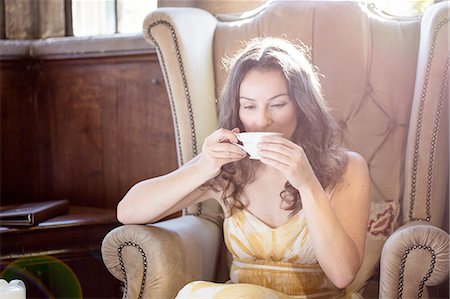 simsearch:649-08328031,k - Woman drinking cup of tea in old armchair at Thornbury Castle, South Gloucestershire, UK Fotografie stock - Premium Royalty-Free, Codice: 649-08381741
