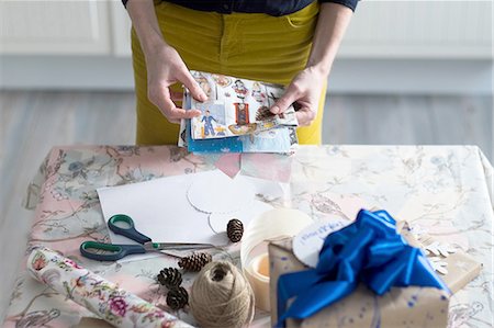 High angle view of mid adult woman wrapping gift at table Photographie de stock - Premium Libres de Droits, Code: 649-08381839