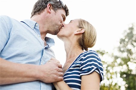 Romantic couple kissing in park Photographie de stock - Premium Libres de Droits, Code: 649-08422530