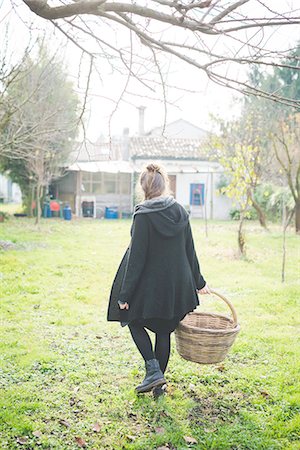 simsearch:649-08563716,k - Full length rear view of young woman in garden carrying wickerwork basket Foto de stock - Sin royalties Premium, Código: 649-08422686