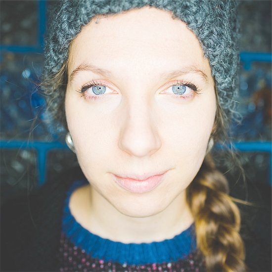 Close up portrait of young woman with plaited hair wearing knit hat looking at camera smiling Photographie de stock - Premium Libres de Droits, Le code de l’image : 649-08422690