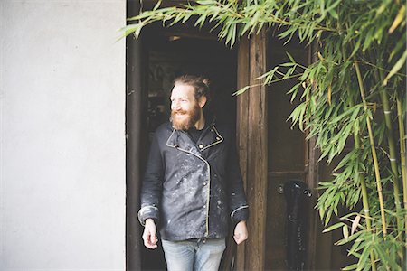 potier (homme et femme) - Bearded man standing in doorway looking away smiling Photographie de stock - Premium Libres de Droits, Code: 649-08422691