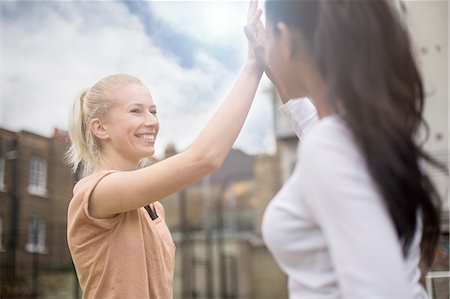 Two young women giving high five, outdoors Stockbilder - Premium RF Lizenzfrei, Bildnummer: 649-08422779