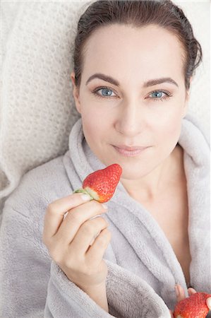 simsearch:649-07239579,k - Mature woman eating strawberries Foto de stock - Sin royalties Premium, Código: 649-08422846