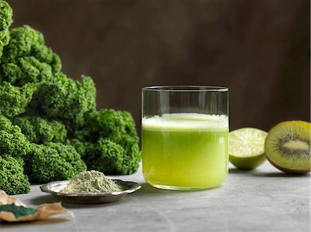 Green raw juice with halved kiwi and kale Stock Photo - Premium Royalty-Free, Code: 649-08422899