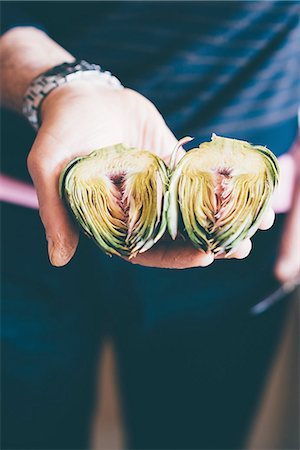 simsearch:649-08422922,k - Male hands holding prepared globe artichokes halves Stock Photo - Premium Royalty-Free, Code: 649-08422918