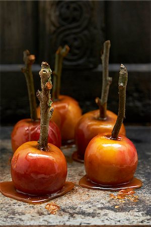 Toffee apples on sticks hardening on marble surface Stock Photo - Premium Royalty-Free, Code: 649-08423037