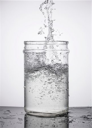 simsearch:649-08423118,k - Pouring water into glass container Fotografie stock - Premium Royalty-Free, Codice: 649-08423118