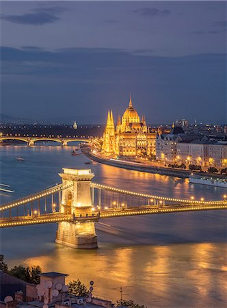 simsearch:614-08876867,k - The Parliament and Chain Bridge on the Danube at night, Hungary, Budapest Fotografie stock - Premium Royalty-Free, Codice: 649-08423121