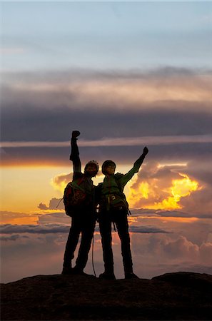 Climbers exulting on mountain top at sunset, Mont Blanc, France Foto de stock - Sin royalties Premium, Código: 649-08423144