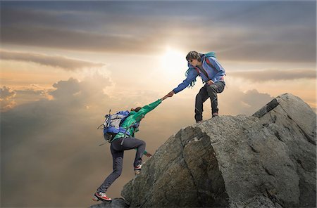 reach the mountaintop - Climber helping partner reach mountain top, Mont Blanc, France Foto de stock - Sin royalties Premium, Código: 649-08423141