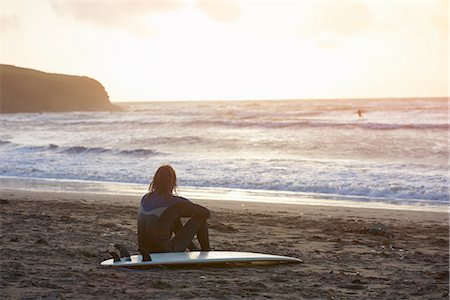 simsearch:614-08066013,k - Young male surfer sitting looking out from beach, Devon, England, UK Stock Photo - Premium Royalty-Free, Code: 649-08423202