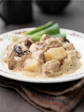 simsearch:649-08423422,k - Plate of old spot pork and cider casserole with potatoes and leeks Photographie de stock - Premium Libres de Droits, Code: 649-08423276