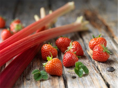 rhubarbe - Rhubarb and strawberries on wood surface Photographie de stock - Premium Libres de Droits, Code: 649-08423288