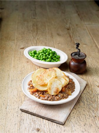 simsearch:649-07280922,k - High angle view of minced beef hotpot with peas Photographie de stock - Premium Libres de Droits, Code: 649-08423298