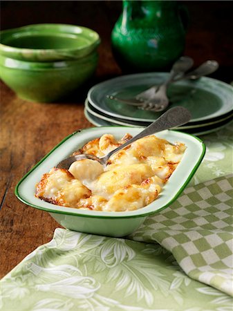 Cauliflower cheese in metal dish Photographie de stock - Premium Libres de Droits, Code: 649-08423290