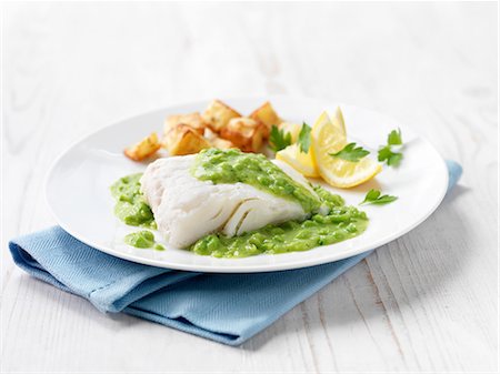 Haddock fillet with fried potatoes, minted pea sauce and lemon wedges Foto de stock - Sin royalties Premium, Código: 649-08423293