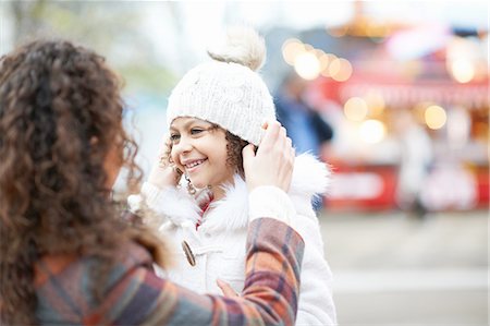 simsearch:696-03401543,k - Mother putting knit hat on smiling daughter Foto de stock - Sin royalties Premium, Código: 649-08423374