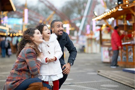 simsearch:649-07805056,k - Mother and daughter in amusement park looking up smiling Photographie de stock - Premium Libres de Droits, Code: 649-08423373