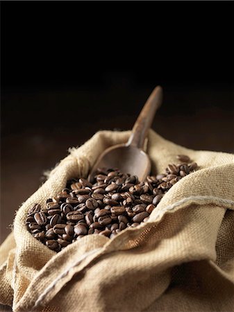 saco - Coffee beans and wooden scoop in woven sack Foto de stock - Sin royalties Premium, Código: 649-08423417