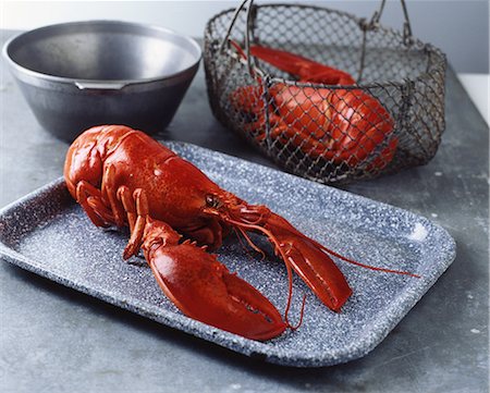 simsearch:649-07436468,k - Whole fresh lobster on tray and in metal wire basket on metal Photographie de stock - Premium Libres de Droits, Code: 649-08423419