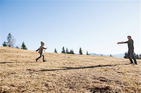 simsearch:649-08661114,k - Female toddler running to father on hill, Tegernsee, Bavaria, Germany Photographie de stock - Premium Libres de Droits, Code: 649-08423411