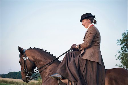 Mid adult woman riding and training dressage horse in field Foto de stock - Sin royalties Premium, Código: 649-08423424