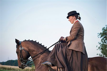 dressage - Mid adult woman riding and training dressage horse in field Photographie de stock - Premium Libres de Droits, Code: 649-08423424