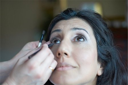 simsearch:649-06717526,k - Hands of female make up artist applying eye pencil to clients eye Photographie de stock - Premium Libres de Droits, Code: 649-08423455