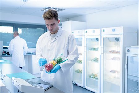 Scientist inspecting food for freshness in laboratory in food packaging printing factory Photographie de stock - Premium Libres de Droits, Code: 649-08423469