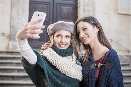 simsearch:649-08125310,k - Young women using smartphone to take selfie smiling Foto de stock - Sin royalties Premium, Código: 649-08479391