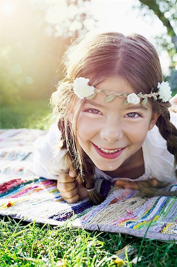 Girl with flowers round head, portrait Photographie de stock - Premium Libres de Droits, Le code de l’image : 649-08479527