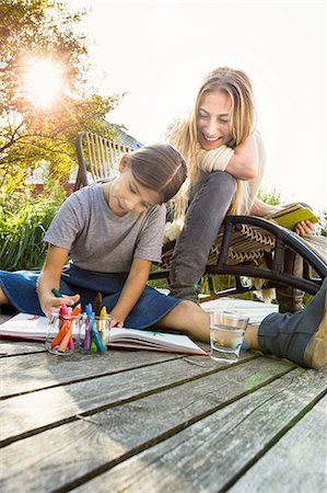 family art - Daughter sitting on wooden decking drawing with mother Photographie de stock - Premium Libres de Droits, Code: 649-08479521