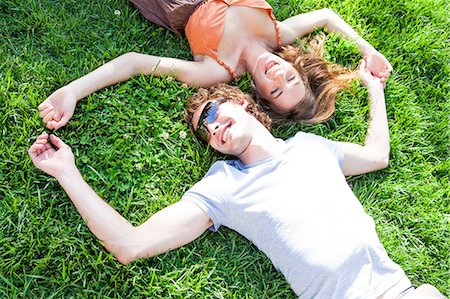 simsearch:649-08949562,k - Overhead view of romantic young couple lying on garden lawn Foto de stock - Sin royalties Premium, Código: 649-08479593