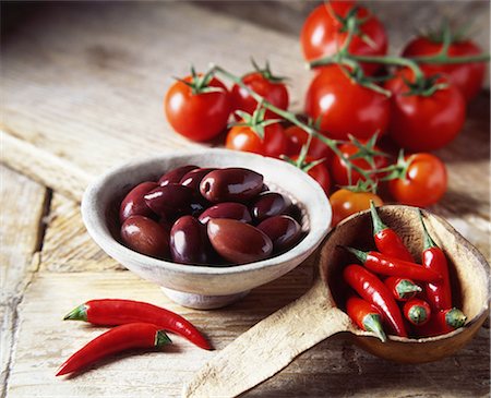 simsearch:656-04926513,k - Black olives, red chilli peppers and vine tomatoes in rustic bowl and wooden ladle Stock Photo - Premium Royalty-Free, Code: 649-08479769