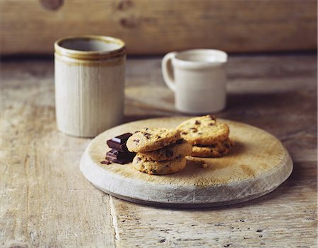 Luxury dark chocolate cookies on vintage wooden cutting board Stock Photo - Premium Royalty-Free, Code: 649-08479780