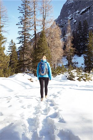 simsearch:649-08949542,k - Rear view of young woman hiking through mountain snow, Austria Photographie de stock - Premium Libres de Droits, Code: 649-08479802