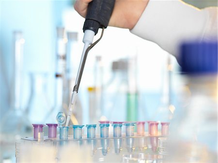 Scientist pipetting sample into eppendorf vial during experiment in laboratory Photographie de stock - Premium Libres de Droits, Code: 649-08479856